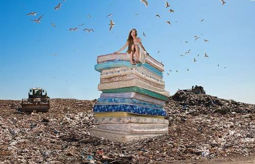 Οταν η Κοκκινοσκουφίτσα γίνεται παχύσαρκη -Το διεισδυτικό βλέμμα μιας ισραηλινής φωτογράφου φέρνει τα παραμύθια στη σωστή τους διάσταση [εικόνες] | iefimerida.gr 5