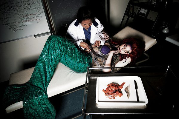 Οταν η Κοκκινοσκουφίτσα γίνεται παχύσαρκη -Το διεισδυτικό βλέμμα μιας ισραηλινής φωτογράφου φέρνει τα παραμύθια στη σωστή τους διάσταση [εικόνες] | iefimerida.gr 7