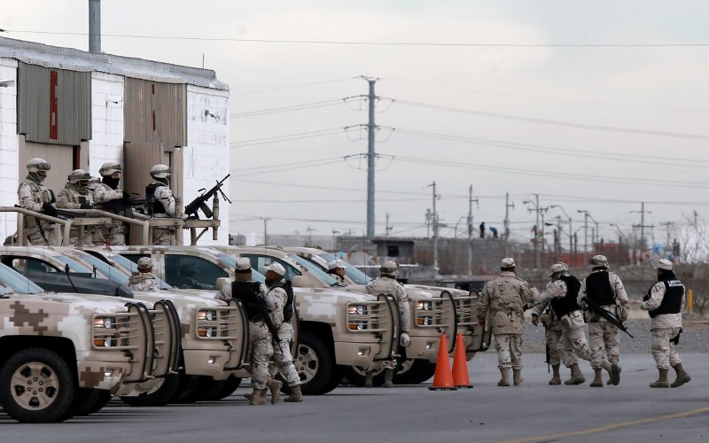 Υπό δρακόντεια μέτρα ασφαλείας εκδόθηκε στις ΗΠΑ ο βαρόνος των ναρκωτικών «Ελ Τσάπο» [εικόνες] | iefimerida.gr 1