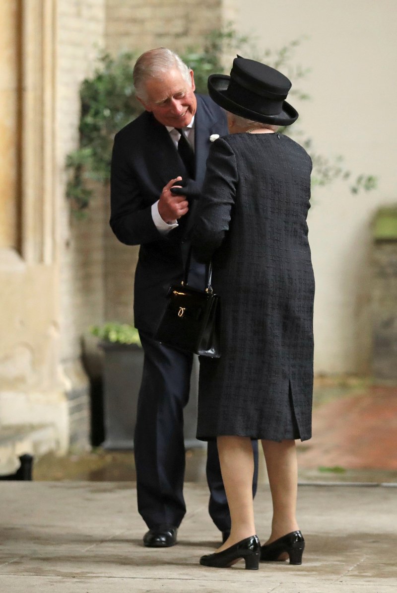 Σπάνιo: Ο πρίγκιπας Κάρολος φιλάει στο μάγουλο τη βασίλισσα Ελισάβετ [εικόνες] | iefimerida.gr 2