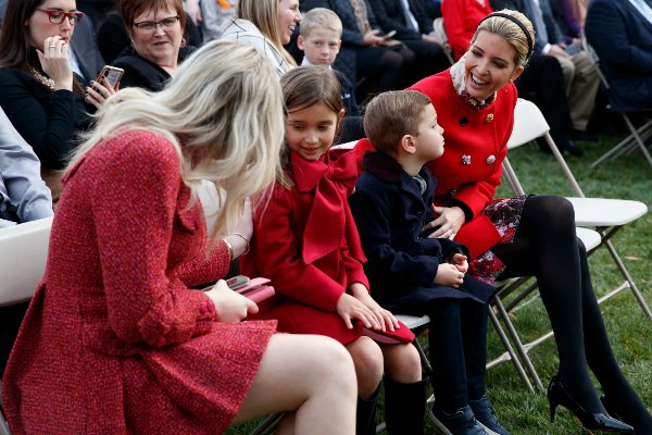 Ο Τραμπ τήρησε την παράδοση -Απένειμε χάρη σε γαλoπούλα [εικόνες & βίντεο]  | iefimerida.gr 5
