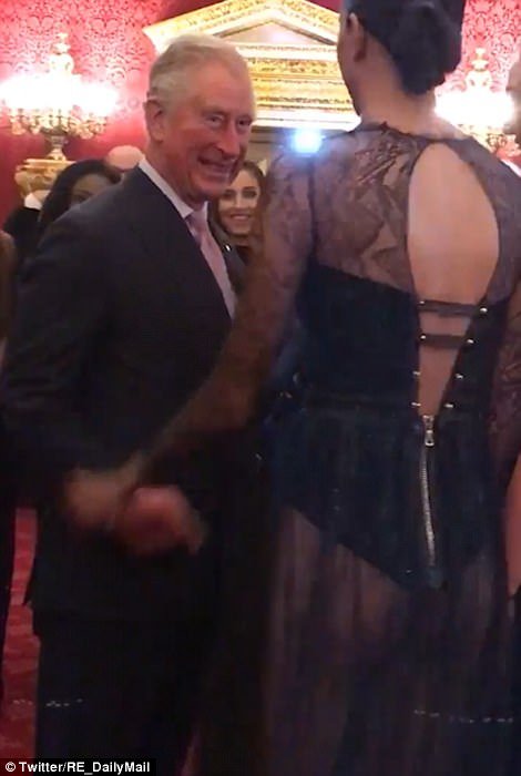 Ο πρίγκιπας Κάρολος φλέρταρε με μοντέλο σε δεξίωση -Είχε βγάλει τα οπίσθια στη φόρα [εικόνες & βίντεο] | iefimerida.gr 2