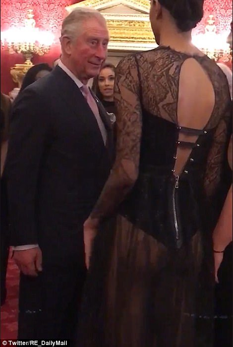 Ο πρίγκιπας Κάρολος φλέρταρε με μοντέλο σε δεξίωση -Είχε βγάλει τα οπίσθια στη φόρα [εικόνες & βίντεο] | iefimerida.gr 0