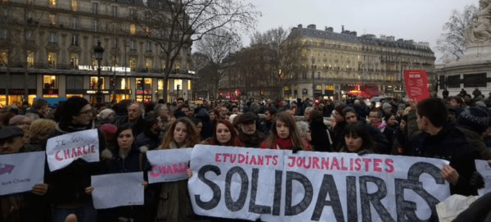 Στο πόδι η Γαλλία: Χιλιάδες στους δρόμους - Ολονύκτιες εκδηλώσεις συμπαράστασης μετά τις δολοφονίες στο Charlie Hebdo [εικόνες] | iefimerida.gr 4