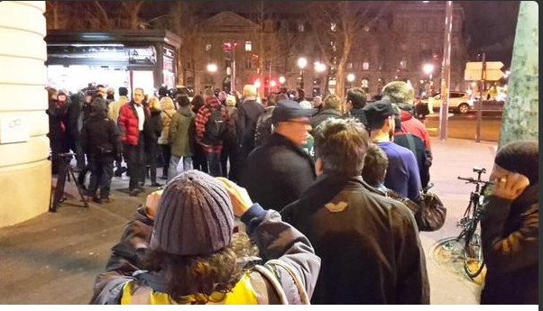 Ουρές έξω από κιόσκια στο Παρίσι, αξημέρωτα, για ένα τεύχος του Charlie Hebdo [εικόνες] | iefimerida.gr 2