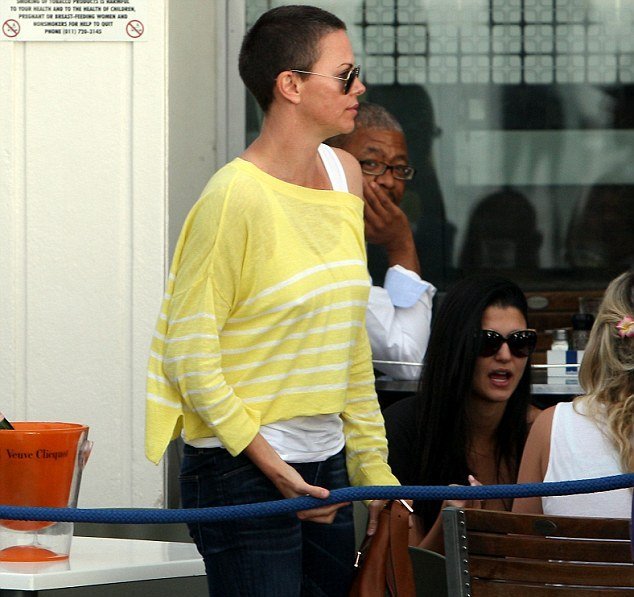 Η θεά Σαρλίζ Θερόν σε μια από τις πιο σέξι φωτογραφήσεις που έχει κάνει ποτέ [εικόνες] | iefimerida.gr 0