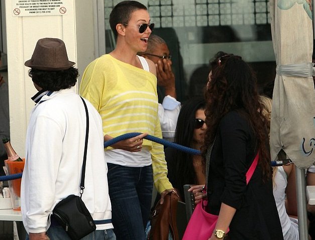 Η θεά Σαρλίζ Θερόν σε μια από τις πιο σέξι φωτογραφήσεις που έχει κάνει ποτέ [εικόνες] | iefimerida.gr 1