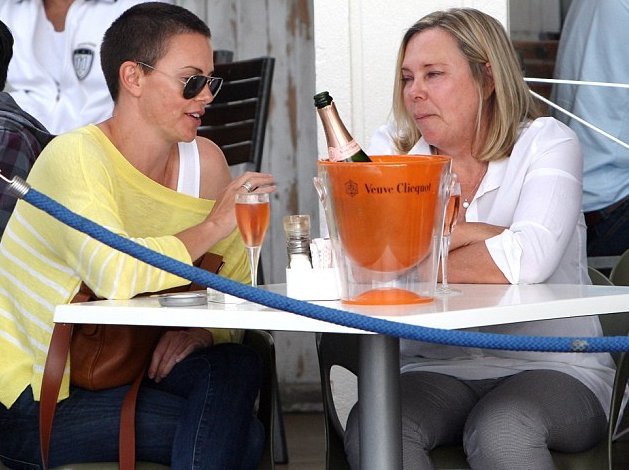 Η θεά Σαρλίζ Θερόν σε μια από τις πιο σέξι φωτογραφήσεις που έχει κάνει ποτέ [εικόνες] | iefimerida.gr 3