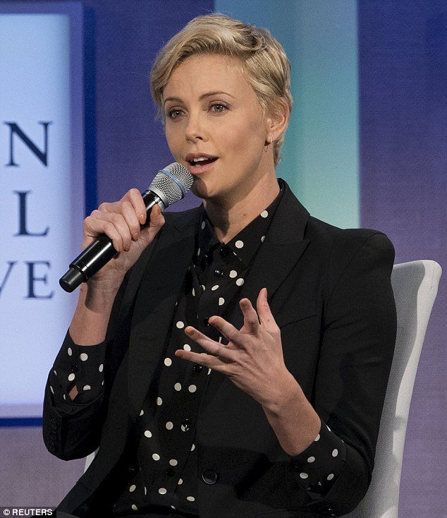 Η Σαρλίζ Θερόν μίλησε πριν από τον Τσίπρα στο συνέδριο του Κλίντον -Θάμπωσε με την ομορφιά της [εικόνες] | iefimerida.gr 3