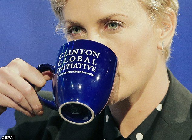 Η Σαρλίζ Θερόν μίλησε πριν από τον Τσίπρα στο συνέδριο του Κλίντον -Θάμπωσε με την ομορφιά της [εικόνες] | iefimerida.gr 5