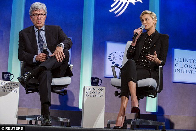 Η Σαρλίζ Θερόν μίλησε πριν από τον Τσίπρα στο συνέδριο του Κλίντον -Θάμπωσε με την ομορφιά της [εικόνες] | iefimerida.gr 6