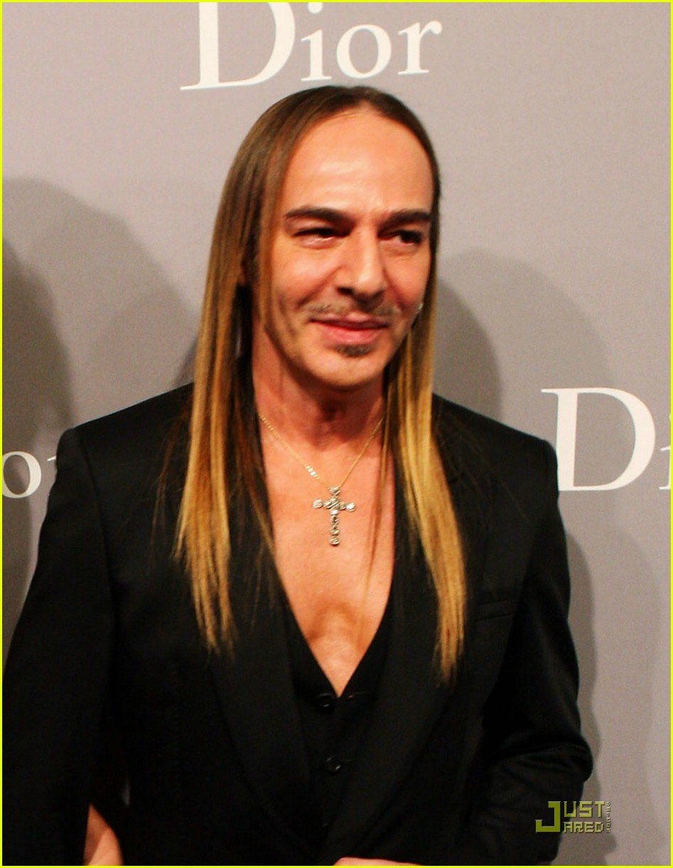 O Γκαλιάνο σοβάρεψε: Αλλαξε λουκ, έγινε αγνώριστος και επιστρέφει στο χώρο της μόδας [εικόνες] | iefimerida.gr 1