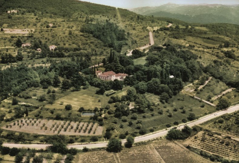 Σε αυτό το σπίτι με τις 10.000 τριανταφυλλιές εμπνεόταν ο Dior τα αρώματά του [βίντεο] | iefimerida.gr 0