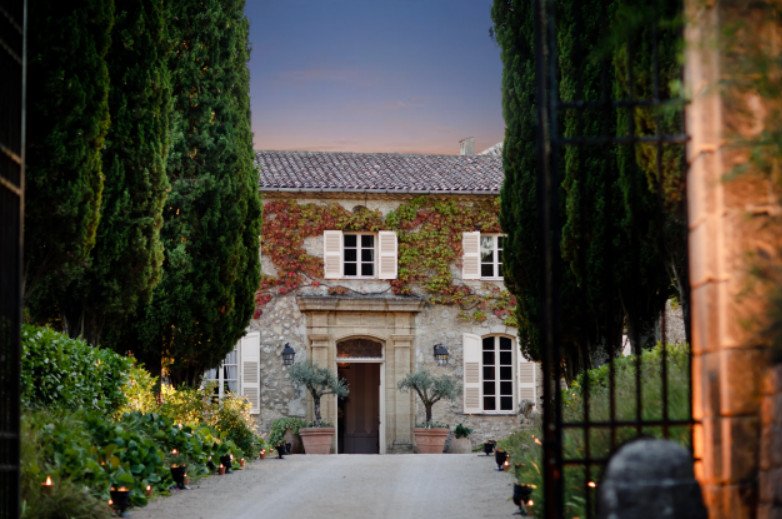 Σε αυτό το σπίτι με τις 10.000 τριανταφυλλιές εμπνεόταν ο Dior τα αρώματά του [βίντεο] | iefimerida.gr 3