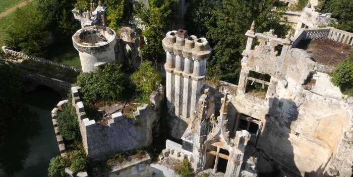 Εγιναν ιδιοκτήτες ενός ιστορικού κάστρου στη Γαλλία με 51 ευρώ ο καθένας! [εικόνες] | iefimerida.gr 0