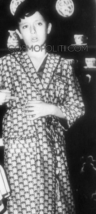 Ο Νίκος Χατζηνικολάου με μεταξωτή ρόμπα παίζει στο «Ο κατά φαντασίαν ασθενής» [εικόνα] | iefimerida.gr 0