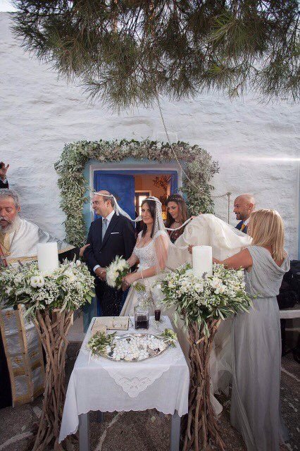 «Το πήρα το κορίτσι»! -Ο Κωστής Χατζηδάκης παντρεύτηκε την καλή του, Πόπη, στη Τζια [εικόνες] | iefimerida.gr 1