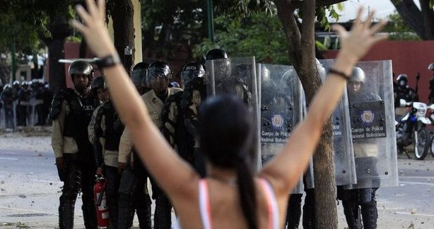 Χιλιάδες άνθρωποι τίμησαν την πρώτη επέτειο από τον θάνατο του Ούγκο Τσάβες [εικόνες&βίντεο] | iefimerida.gr 2