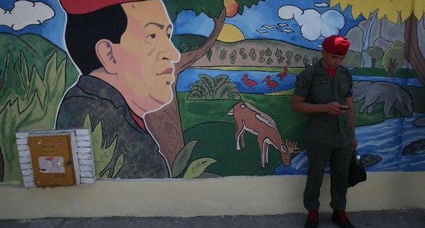 Χιλιάδες άνθρωποι τίμησαν την πρώτη επέτειο από τον θάνατο του Ούγκο Τσάβες [εικόνες&βίντεο] | iefimerida.gr 4