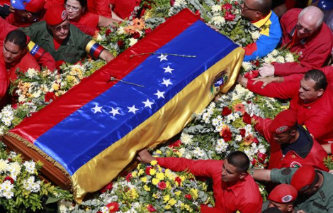 Η τελευταία πορεία του Τσάβες στο Καράκας εν μέσω χιλιάδων οπαδών [εικόνες] | iefimerida.gr 0