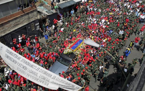 Η τελευταία πορεία του Τσάβες στο Καράκας εν μέσω χιλιάδων οπαδών [εικόνες] | iefimerida.gr 1