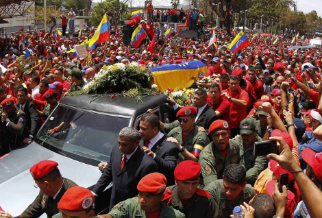 Η τελευταία πορεία του Τσάβες στο Καράκας εν μέσω χιλιάδων οπαδών [εικόνες] | iefimerida.gr 2