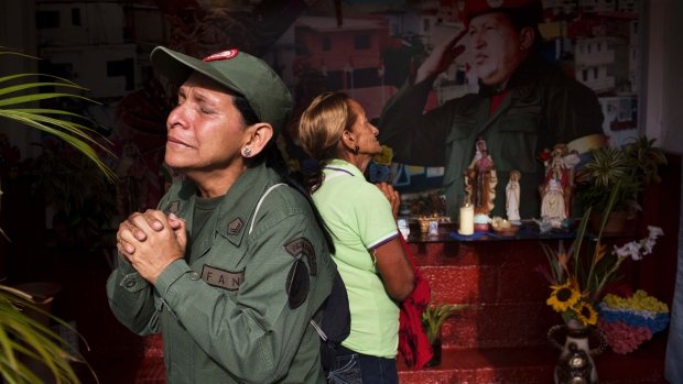 Χιλιάδες άνθρωποι τίμησαν την πρώτη επέτειο από τον θάνατο του Ούγκο Τσάβες [εικόνες&βίντεο] | iefimerida.gr 0