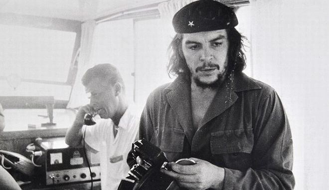 Σπάνιες φωτογραφίες με τον Τσε και τον Κάστρο σε στιγμές χαλάρωσης πωλούνται για 50.000 ευρώ [εικόνες] | iefimerida.gr 5