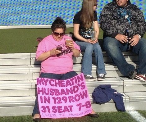 Εκανε... ρεζίλι τον άπιστο σύζυγό της στο γήπεδο [εικόνα] | iefimerida.gr 0