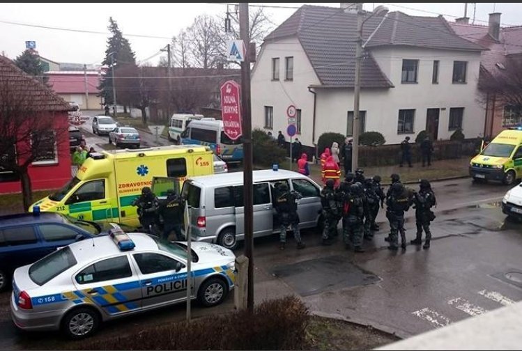 Μακελειό στην Τσεχία: 60χρονος μπήκε σε εστιατόριο και άρχισε να πυροβολεί, τουλάχιστον 8 νεκροί [εικόνες] | iefimerida.gr 0