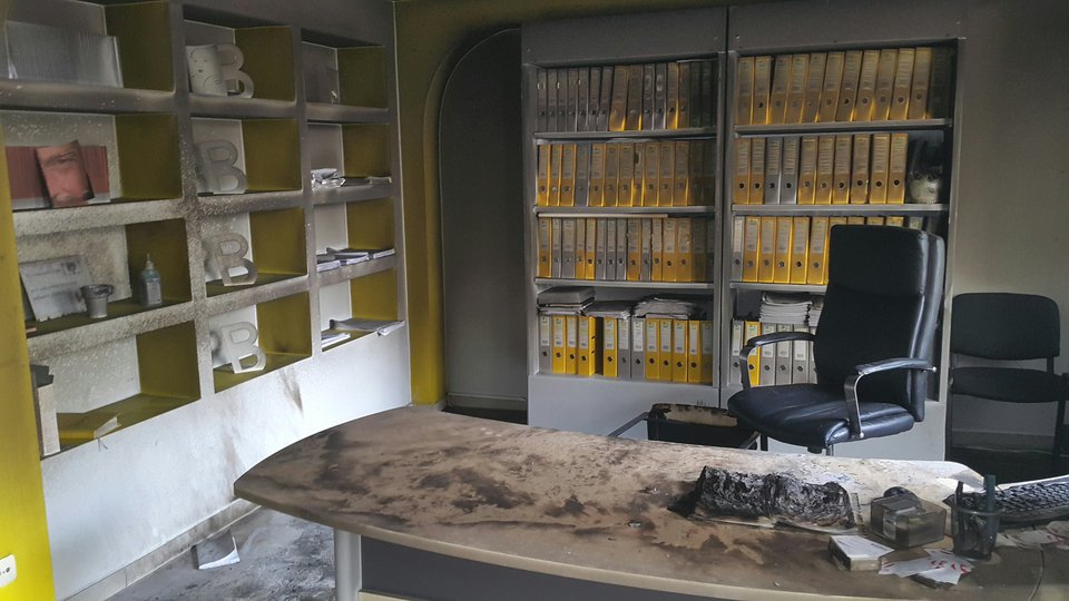 Εμπρηστική επίθεση στο Κέντρο Πρόληψης και εξέτασης «Checkpoint» στο Μοναστηράκι [εικόνες] | iefimerida.gr 2