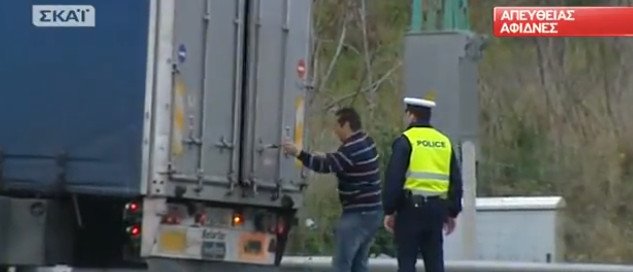 Διόδια Αφιδνών: Η τροχαία κάνει έλεγχο στα φορτηγά -Φοβούνται μήπως μεταφέρουν τρακτέρ στην Αθήνα [εικόνες] | iefimerida.gr 1