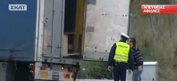 Διόδια Αφιδνών: Η τροχαία κάνει έλεγχο στα φορτηγά -Φοβούνται μήπως μεταφέρουν τρακτέρ στην Αθήνα [εικόνες] | iefimerida.gr 2