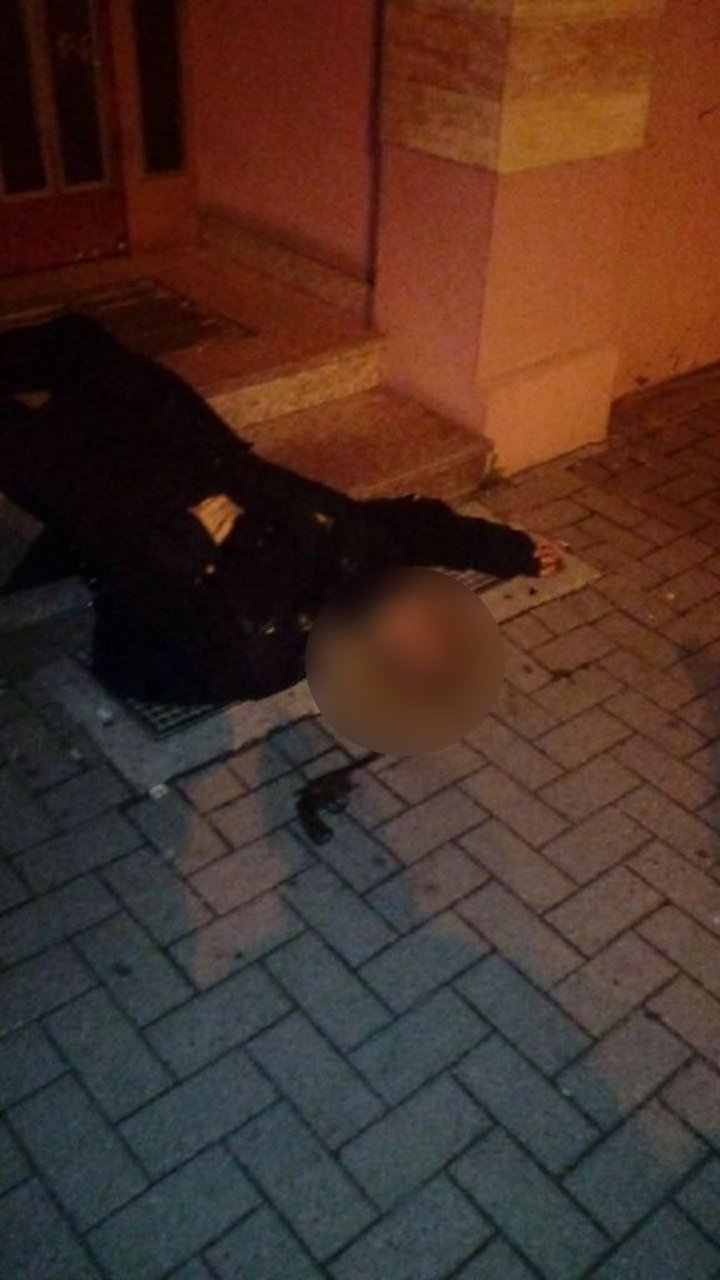 O Σερίφ Σεκάτ έπεσε νεκρός στην είσοδο ενός κτιρίου (Φωτογραφία: Le Parisien)