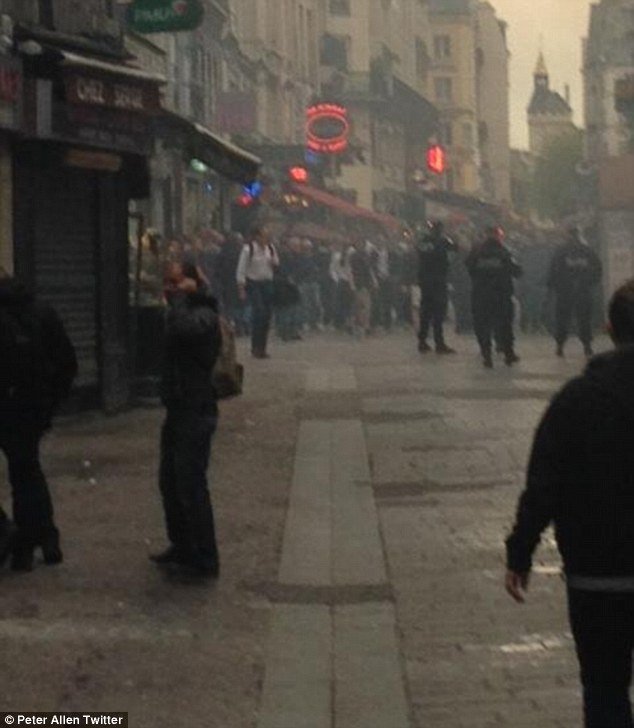 Γυαλιά καρφιά τα έκαναν οι οπαδοί της Τσέλσι στο Παρίσι -Καταστροφές και ναζιστικοί χαιρετισμοί [εικόνες & βίντεο] | iefimerida.gr 3