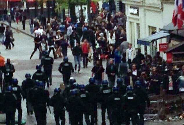 Γυαλιά καρφιά τα έκαναν οι οπαδοί της Τσέλσι στο Παρίσι -Καταστροφές και ναζιστικοί χαιρετισμοί [εικόνες & βίντεο] | iefimerida.gr 2