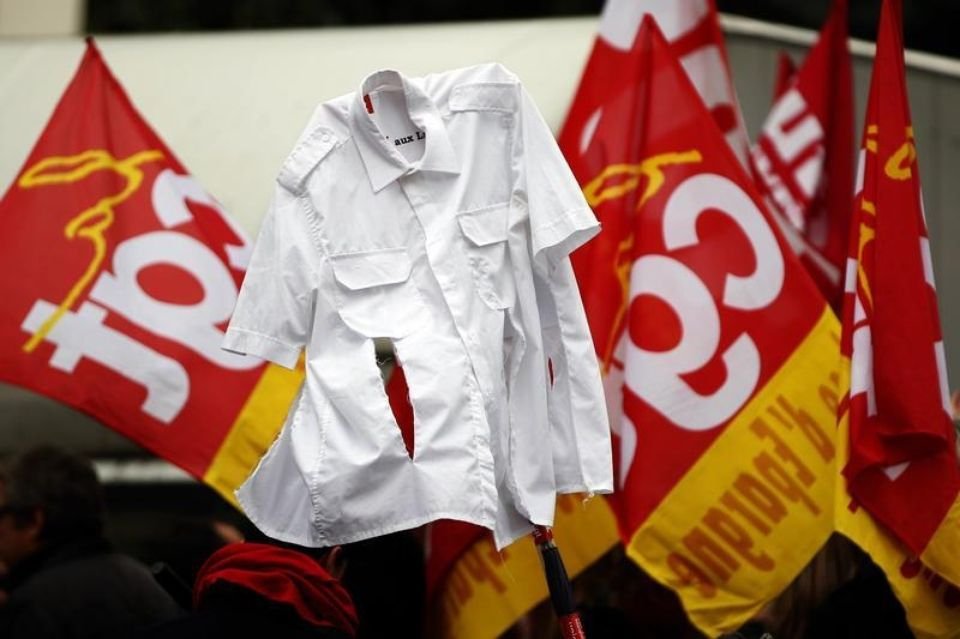 Το σκισμένο πουκάμισο έγινε σύμβολο στις διαδηλώσεις των απολυμένων της Air France [εικόνες] | iefimerida.gr 0