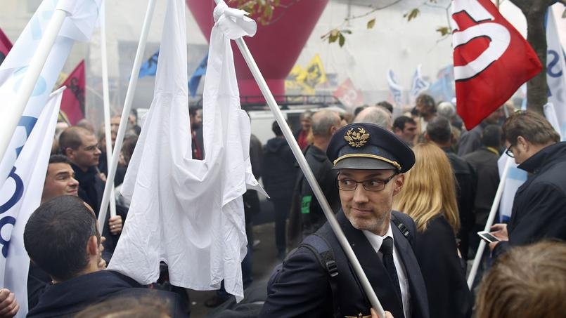 Το σκισμένο πουκάμισο έγινε σύμβολο στις διαδηλώσεις των απολυμένων της Air France [εικόνες] | iefimerida.gr 1