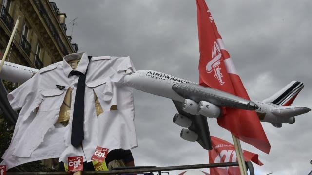 Το σκισμένο πουκάμισο έγινε σύμβολο στις διαδηλώσεις των απολυμένων της Air France [εικόνες] | iefimerida.gr 4