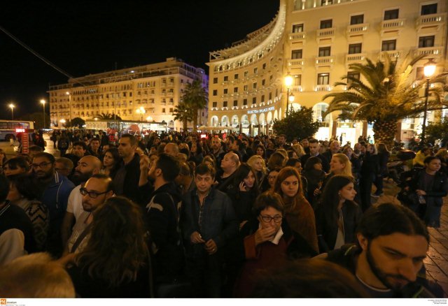 Τρελάθηκαν οι Ρουβίτσες - Η θαυμάστρια του Σάκη που τον φιλούσε μέσα από το τζάμι [εικόνες] | iefimerida.gr 4
