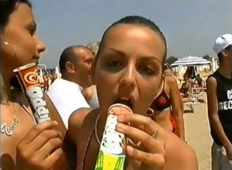 Σάλος με το περιοδικό Chi στην Ιταλία: Επιτέθηκε σε Ιταλίδα υπουργό για τον τρόπο με τον οποίο τρώει... παγωτό [εικόνα] | iefimerida.gr 1