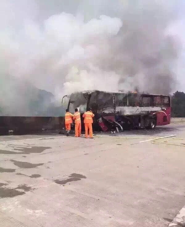 Κίνα: Τουλάχιστον 30 άνθρωποι νεκροί από φωτιά σε τουριστικό λεωφορείο [εικόνες & βίντεο] | iefimerida.gr 1