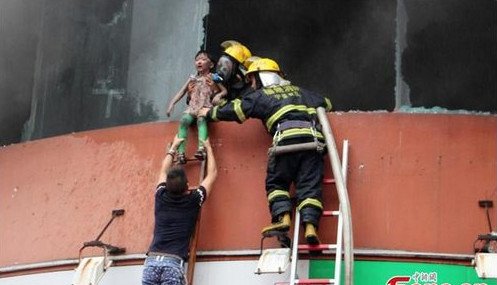 Δραματική διάσωση νηπίων στην Κίνα -Τα πετούσαν από τον 2ο όροφο για να τα γλιτώσουν από φωτιά [εικόνες & βίντεο] | iefimerida.gr 0
