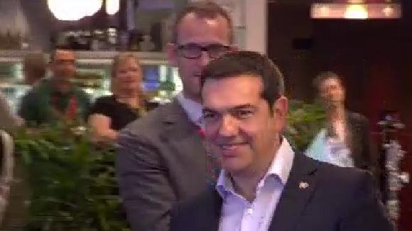 Θύμωσε αλλά τον αγαπάει – Αγκαλιές και φιλιά Γιούνκερ-Τσίπρα στις Βρυξέλλες [εικόνες & βίντεο] | iefimerida.gr 0