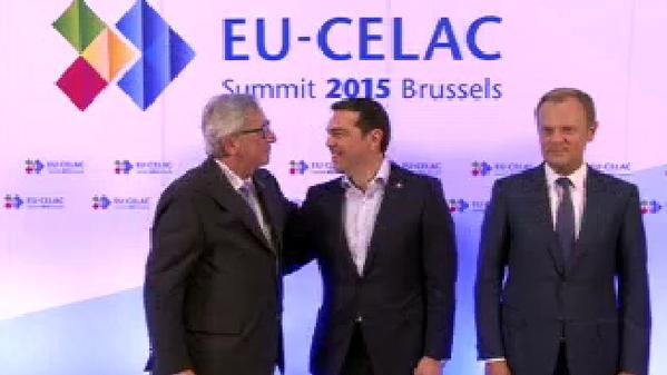 Θύμωσε αλλά τον αγαπάει – Αγκαλιές και φιλιά Γιούνκερ-Τσίπρα στις Βρυξέλλες [εικόνες & βίντεο] | iefimerida.gr 3