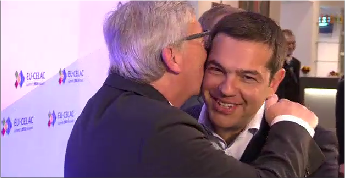 Θύμωσε αλλά τον αγαπάει – Αγκαλιές και φιλιά Γιούνκερ-Τσίπρα στις Βρυξέλλες [εικόνες & βίντεο] | iefimerida.gr 2