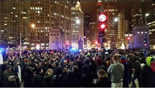 Στις φλόγες οι ΗΠΑ -Χάος μετά την αθώωση του αστυνομικού που σκότωσε τον άοπλο 18χρονο [βίντεο & εικόνες] | iefimerida.gr 16