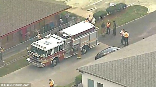 Αυτοκίνητο εισέβαλε σε παιδικό σταθμό σκοτώνοντας ένα κοριτσάκι και τραυματίζοντας δεκάδες παιδιά [εικόνες] | iefimerida.gr 1