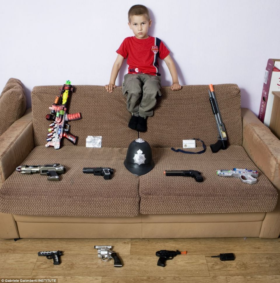 Ολος ο κόσμος, ένα παιδικό δωμάτιο -Παιδιά από 50 χώρες απεικονίζονται με τα αγαπημένα τους παιχνίδια [εικόνες] | iefimerida.gr 2