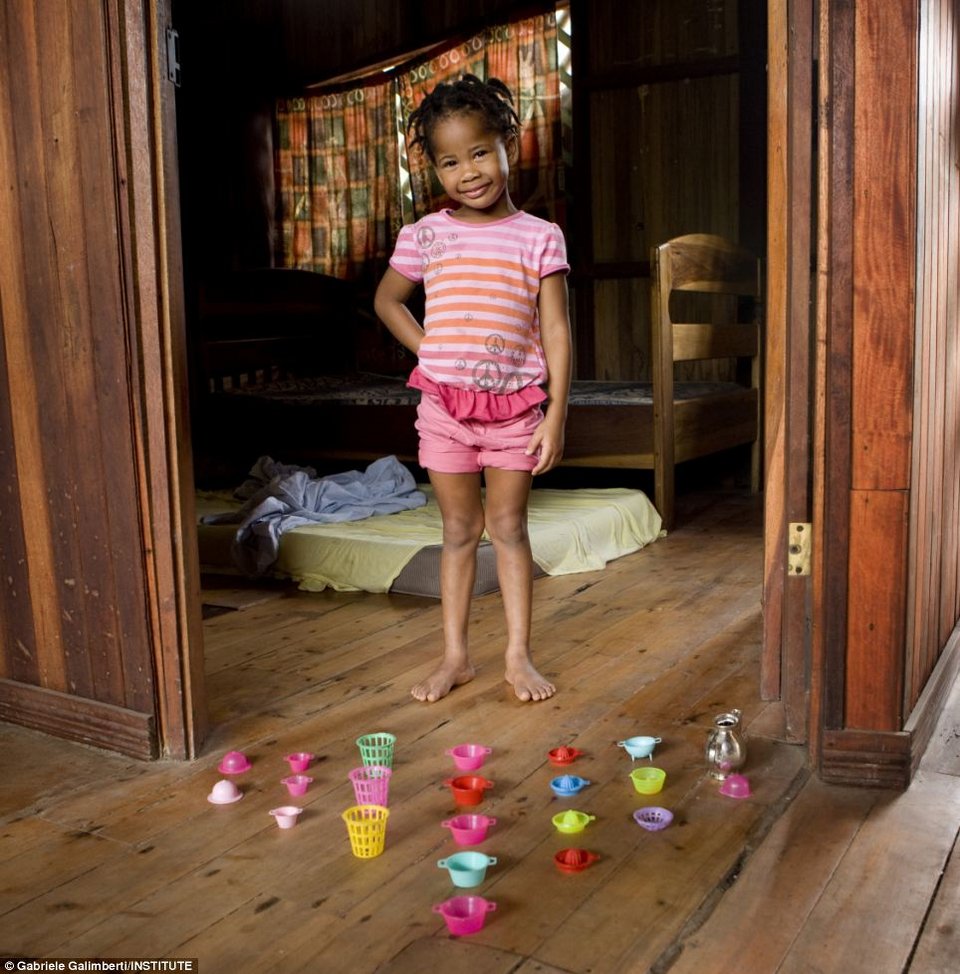 Ολος ο κόσμος, ένα παιδικό δωμάτιο -Παιδιά από 50 χώρες απεικονίζονται με τα αγαπημένα τους παιχνίδια [εικόνες] | iefimerida.gr 3